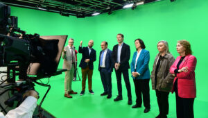 Los profesores Enrique Castelló y Roi Méndez presentan el espacio VIrtus al equipo de gobierno de la USC - Foto de Santi Alvite.